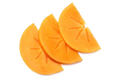 Beyaz arka plan üzerinde izole taze olgun Trabzon hurması dilimleri. üstten görünüm