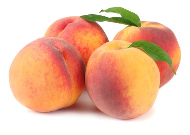 Beyaz arka planda yeşil yapraklı şeftali meyvesi