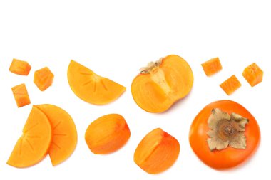 Beyaz arka planda izole edilmiş dilimleri olan taze olgun hurmalar. en üstteki görünüm