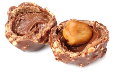 Beyaz arka plan üzerinde izole fındıklı çikolata tatlılar şekerleme