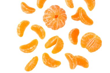 Beyaz arka plan üzerinde izole dilimleri uçan ile mandarin