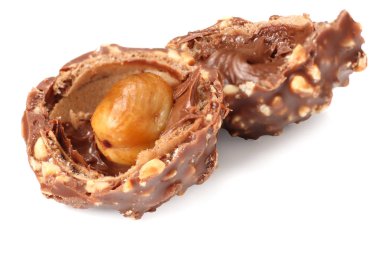 Beyaz arka plan üzerinde izole fındıklı çikolata tatlılar şekerleme