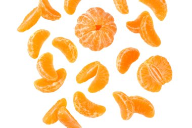 Beyaz arka plan üzerinde izole dilimleri uçan ile mandarin
