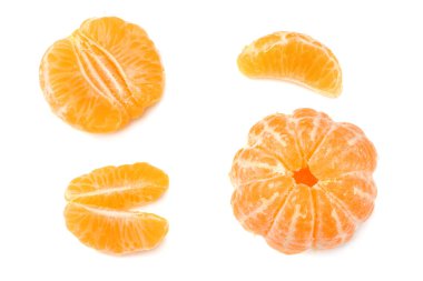 Mandarin beyaz arka plan üzerinde üstten görünüm izole dilimleri ile