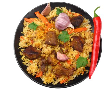 pilav et ve beyaz arka plan üzerinde izole siyah plaka üzerinde chili biber ile. üstten görünüm