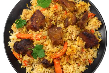 siyah plaka beyaz arka plan üzerinde izole etli pilav. üstten görünüm