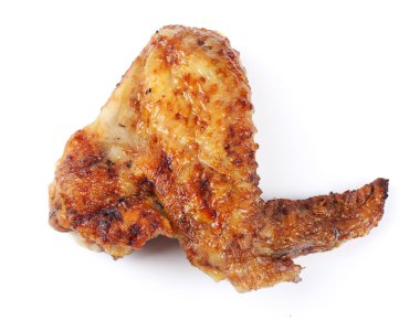 Beyaz arka plan üzerinde izole ızgara tavuk kanadı