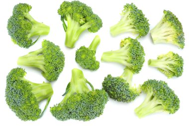 Beyaz bir arka plan üzerinde izole çiğ brokoli