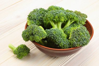 Brokoli Beyaz ahşap zemin üzerinde. Üstten Görünüm