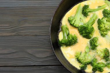 Brokoli ile omlet eski ahşap zemin üzerinde. Üstten Görünüm