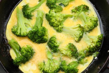 Brokoli ile omlet eski ahşap zemin üzerinde. Üstten Görünüm