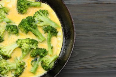 Brokoli ile omlet eski ahşap zemin üzerinde. Üstten Görünüm