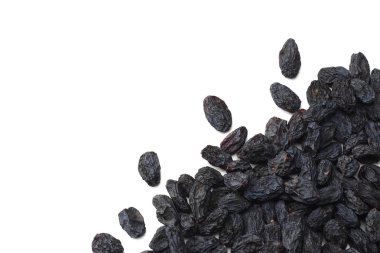 Beyaz arka plan üzerinde izole siyah kuru üzüm. üstten görünüm