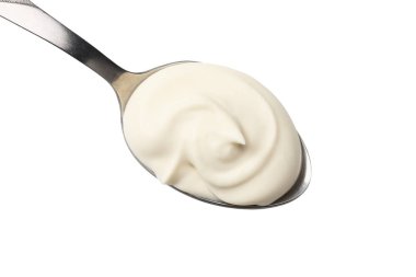 Beyaz arka plan üzerinde izole kaşığı ekşi krema