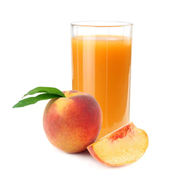 Şeftali meyve ve beyaz arka plan üzerinde izole dilimleri ile şeftali suyu.