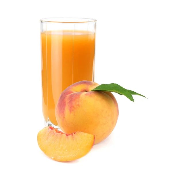 Glas Perzik Sap Met Perzik Fruit Segmenten Geïsoleerd Witte Achtergrond — Stockfoto