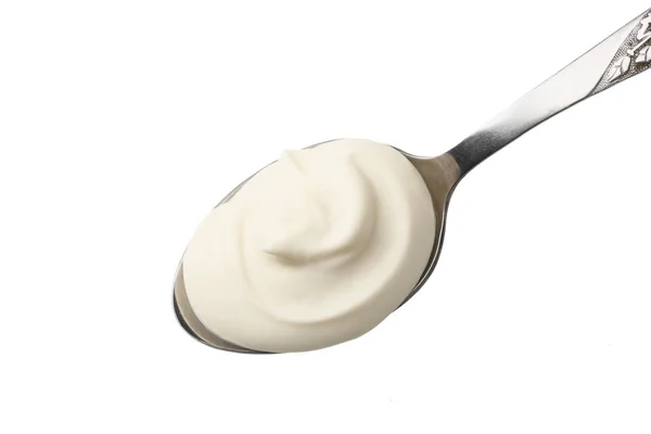 Beyaz arka plan üzerinde izole kaşığı ekşi krema