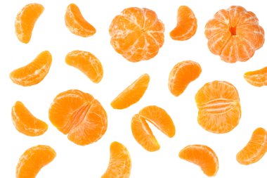 Beyaz arka plan üzerinde izole dilimleri uçan ile mandarin
