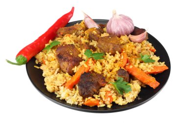 pilav et ve beyaz arka plan üzerinde izole siyah plaka üzerinde chili biber ile