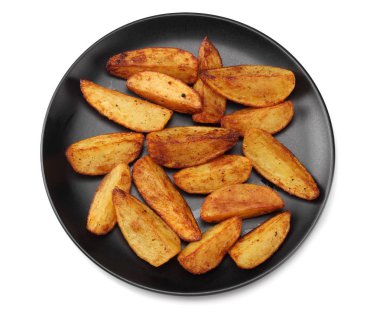 Kızarmış patates dilimleri izole beyaz arka plan üzerinde siyah plaka üzerinde. üstten görünüm. Fast food