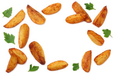 Kızarmış patates dilimleri beyaz arka plan üzerinde izole. üstten görünüm. Fast food
