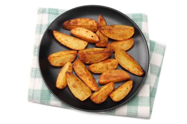 Kızarmış patates dilimleri izole beyaz arka plan üzerinde siyah plaka üzerinde. üstten görünüm. Fast food