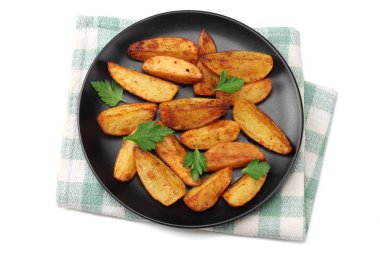 Kızarmış patates dilimleri izole beyaz arka plan üzerinde siyah plaka üzerinde. üstten görünüm. Fast food