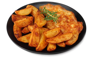 Kızarmış patates dilimleri ile izole beyaz arka plan üzerinde siyah plaka üzerinde şnitzel