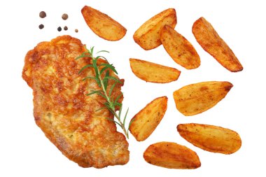 Kızarmış patates dilimleri beyaz arka plan üzerinde izole şnitzel ile. üstten görünüm.