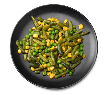 taze fasulye, yeşil bezelye ve Mısır siyah plaka beyaz arka plan üzerinde izole kesmek. üstten görünüm. sağlıklı gıda