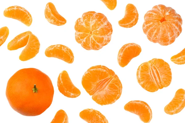 Mandarine Avec Des Tranches Volantes Isolées Sur Fond Blanc — Photo