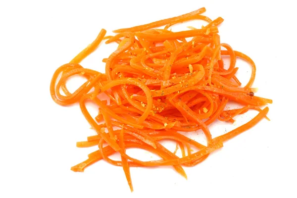 Beyaz arka plan üzerinde izole Kore turşusu havuç salatası