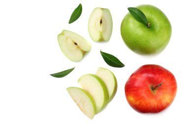 Beyaz arka planda izole edilmiş yeşil ve kırmızı elmalar. en üstteki görünüm