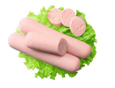 Beyaz arka plan üzerinde izole marul ile sosis haşlama. üstten görünüm