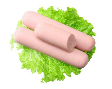 Beyaz arka plan üzerinde izole marul ile sosis haşlama. üstten görünüm