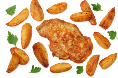 Kızarmış patates dilimleri beyaz arka plan üzerinde izole şnitzel ile. üstten görünüm.