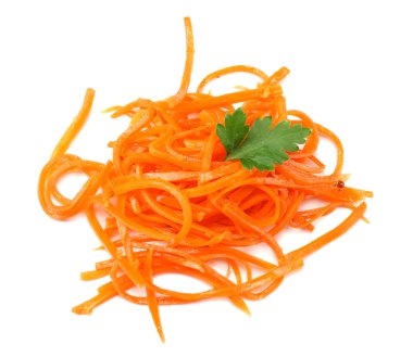 Beyaz arka plan üzerinde izole Kore turşusu havuç salatası