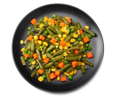 taze fasulye, yeşil bezelye ve Mısır siyah plaka beyaz arka plan üzerinde izole kesmek. üstten görünüm. sağlıklı gıda