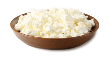 Beyaz arka plan üzerinde izole kahverengi kase süzme peynir