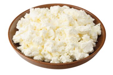 Beyaz arka plan üzerinde izole kahverengi kase süzme peynir