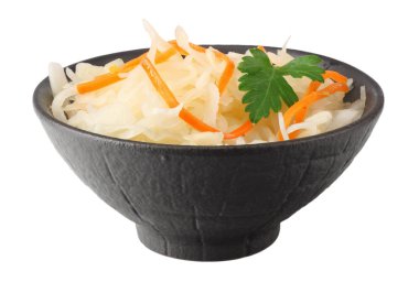 lahana turşusu ve havuç siyah kase beyaz arka plan üzerinde izole