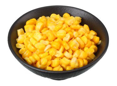 Beyaz arka plan üzerinde izole konserve mısır taneleri ile siyah kase