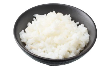 Beyaz pirinç siyah kase beyaz arka plan üzerinde izole.