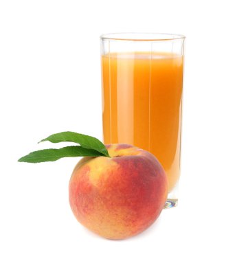 bardak yeşil yaprak beyaz arka plan üzerinde izole şeftali suyu