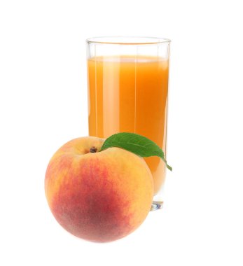 bardak yeşil yaprak beyaz arka plan üzerinde izole şeftali suyu