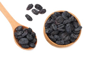 ahşap kase izole beyaz arka plan üzerinde siyah kuru üzüm. üstten görünüm