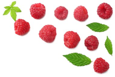 Olgun Ahududu yeşil yaprak beyaz arka plan üzerinde izole ile. üstten görünüm