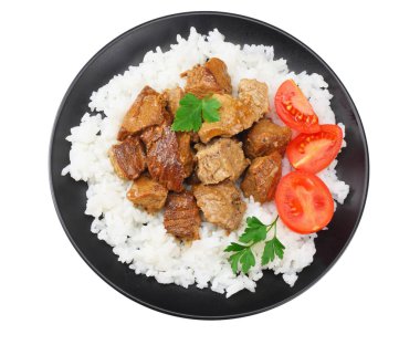 Beyaz pirinç ve beyaz arka plan üzerinde izole gulaş ile siyah plaka. Üstten Görünüm