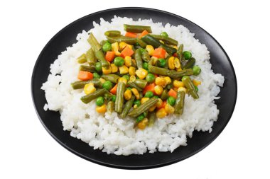 siyah plaka ile beyaz pirinç, yeşil bezelye, konserve mısır taneleri, yeşil fasulye beyaz arka plan üzerinde izole kesmek