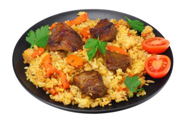 siyah plaka beyaz arka plan üzerinde izole etli pilav